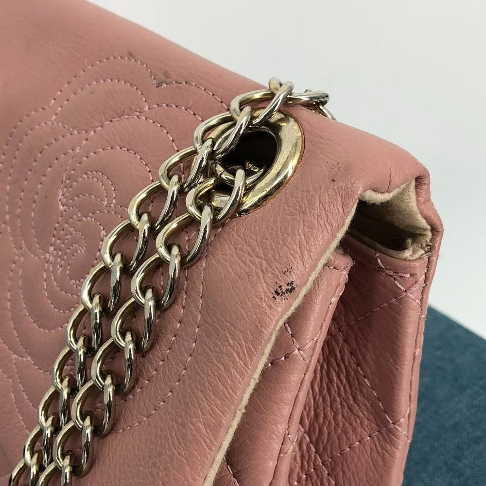 Baby pink quilted purse with chain strap and gold-toned hardware - Picture 7 of 15